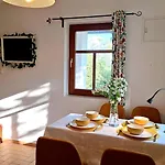 Wild Grape - Vadszolo, Romantic Vineyard House With Garden And View バダチョニトマイ